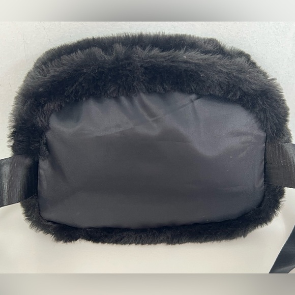 Apana Studio to Street BIGGER Cozy Faux Fur Adjustable Belt Bag NWT MSRP $50 - Picture 4 of 7